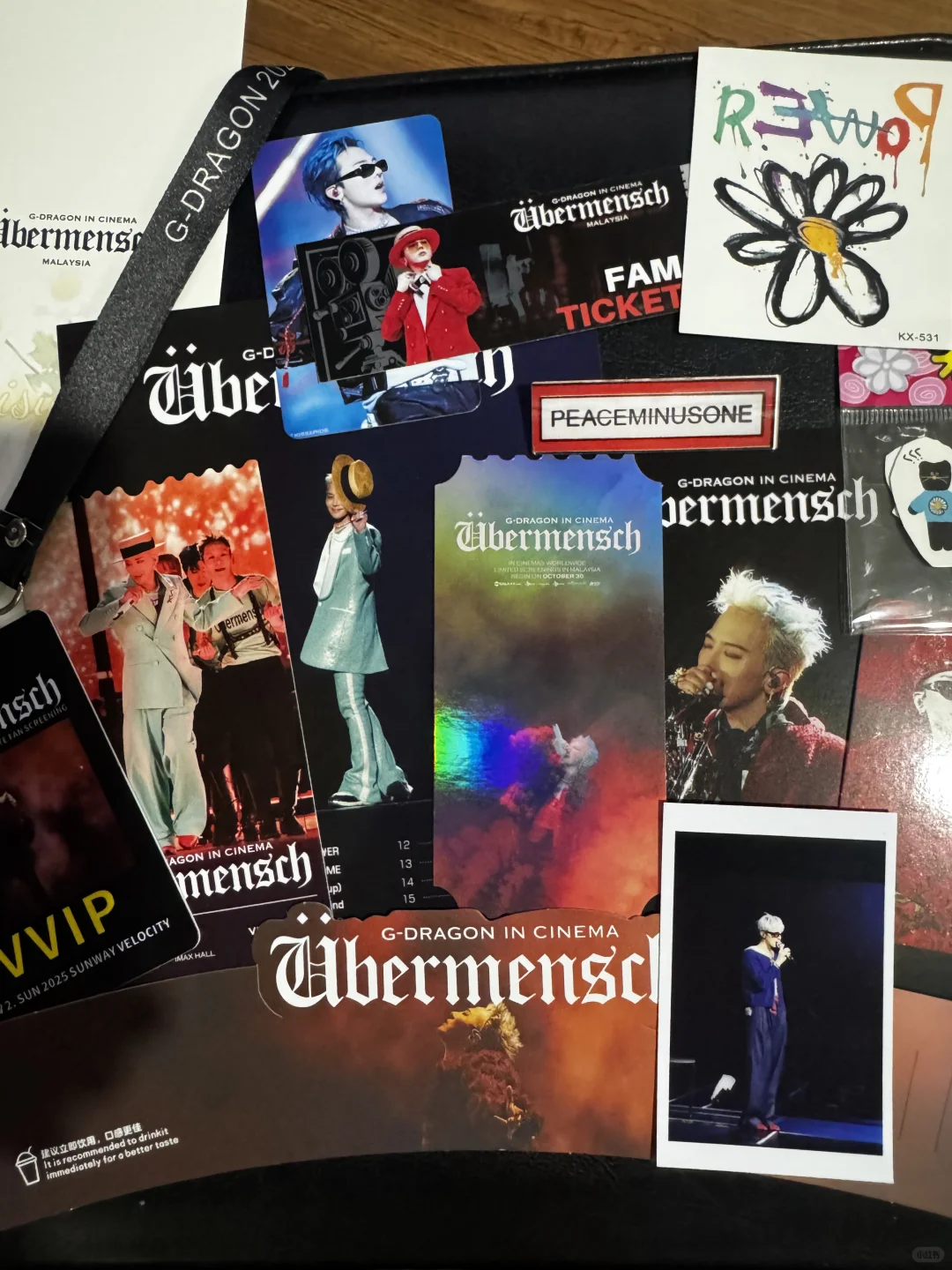 看 GD 电影，物料拿到手软🖤