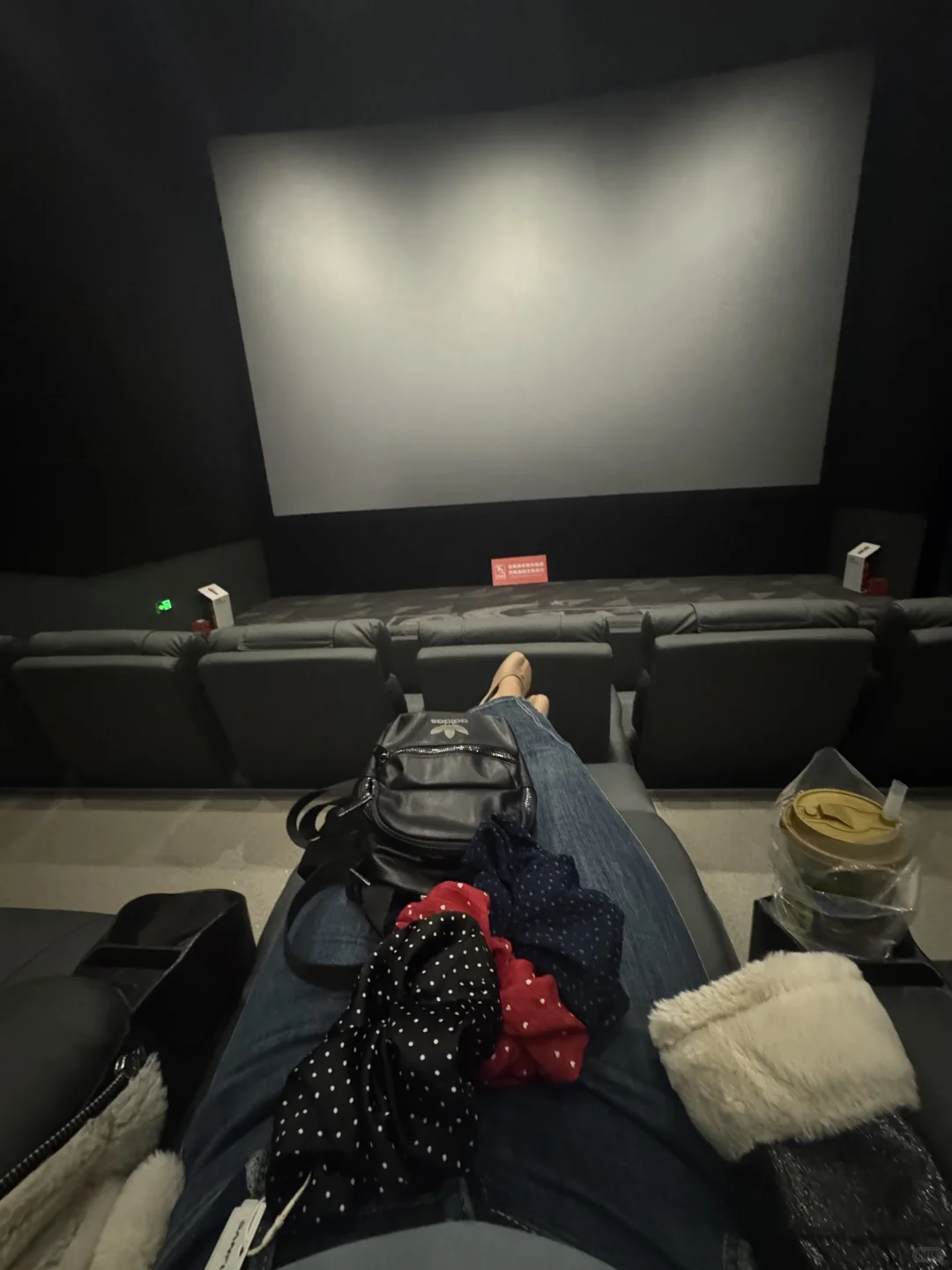 躺着看过电影就不会想再坐着看了🤣
