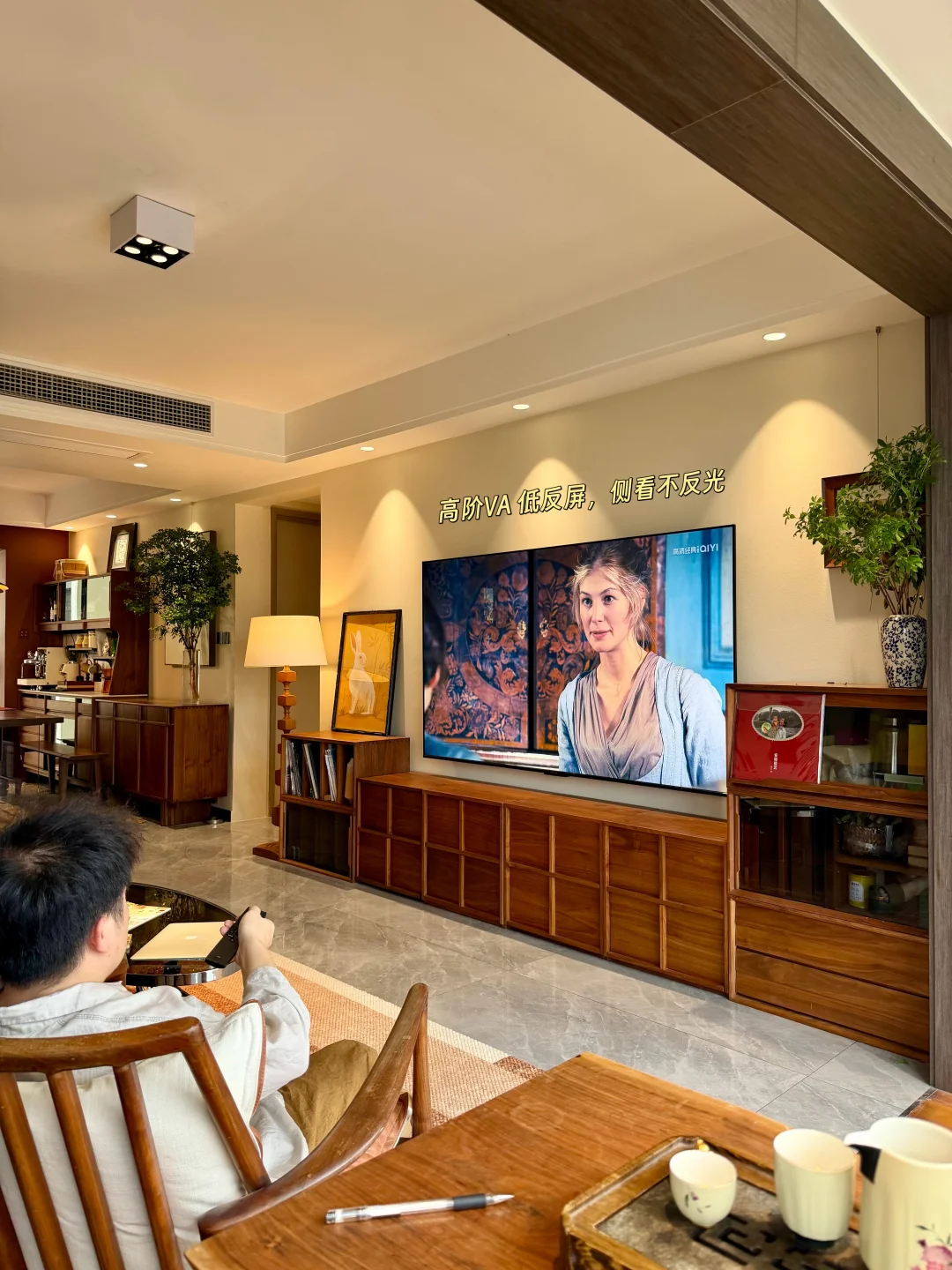 改造成功，中古风客厅幸福感是电视给的！