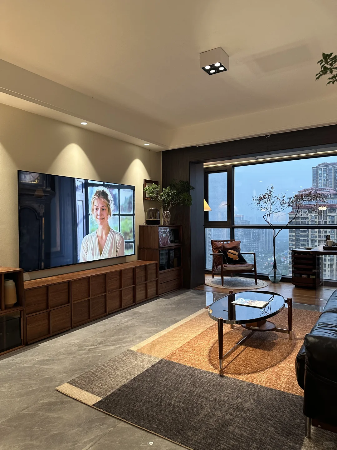 改造成功，中古风客厅幸福感是电视给的！