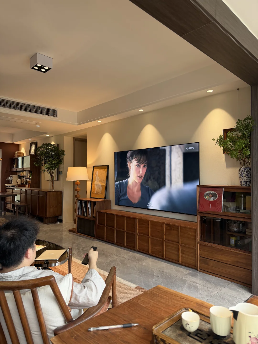 改造成功，中古风客厅幸福感是电视给的！