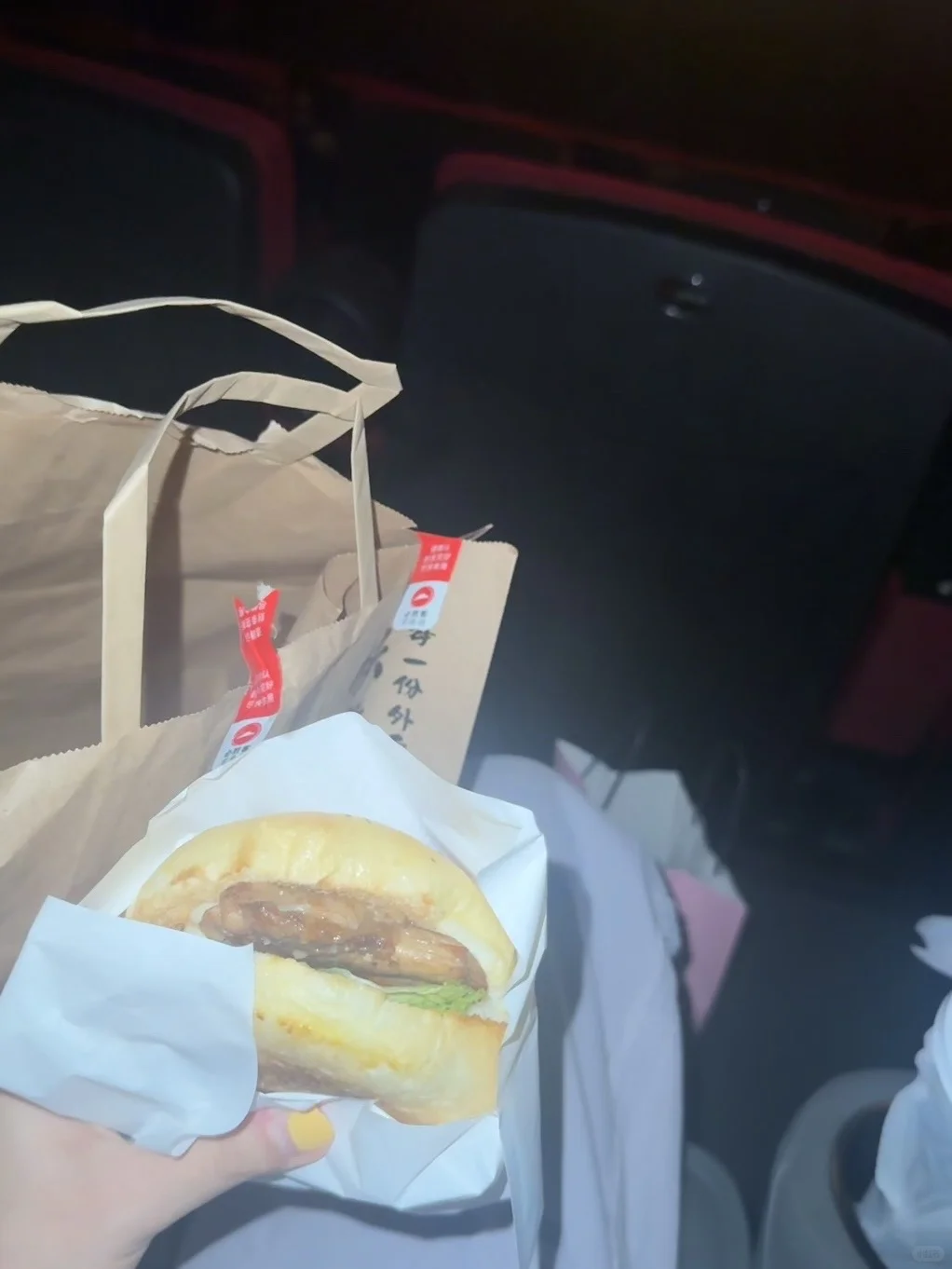 第一次电影院全程开灯看完