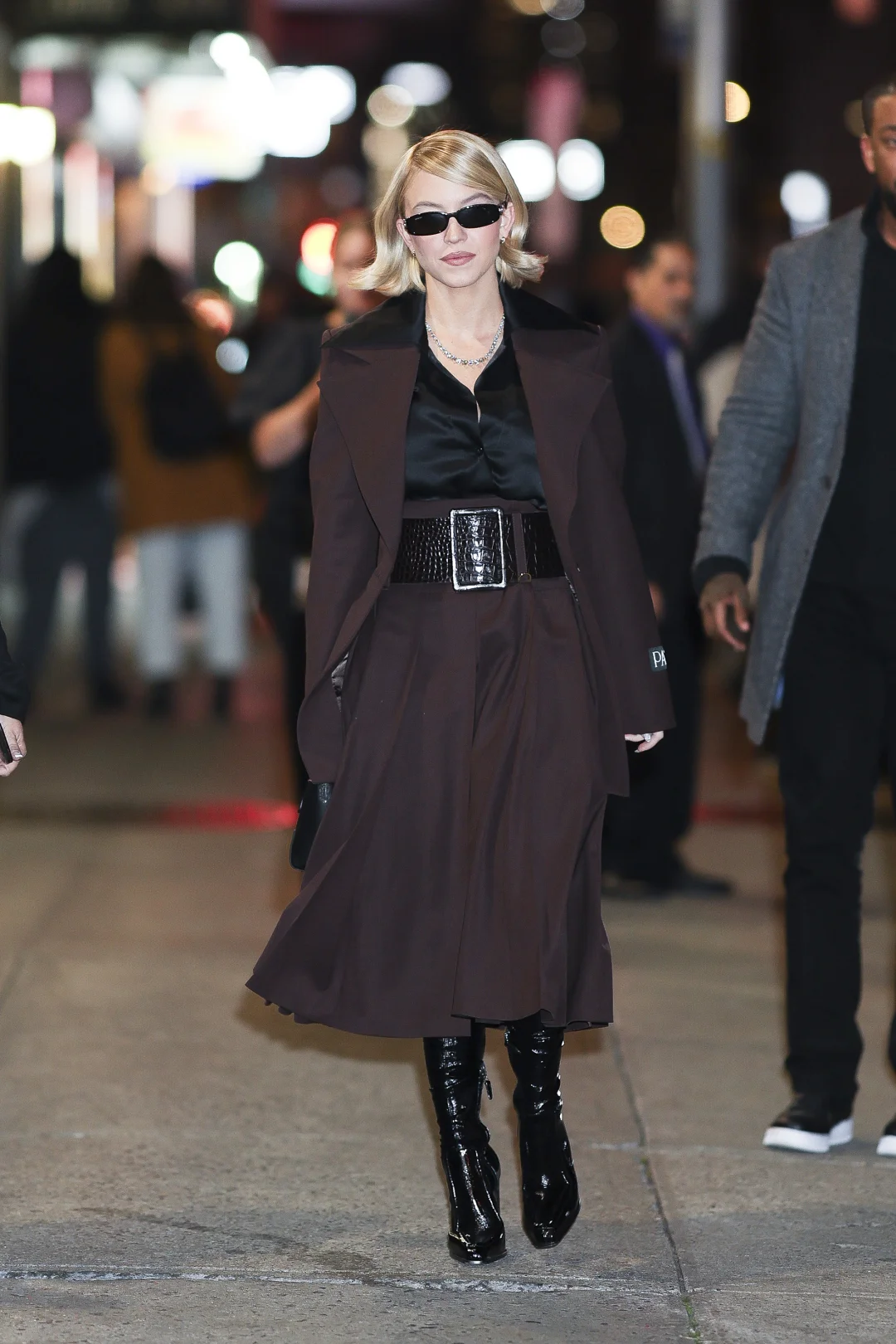 悉尼妹鲨疯了！两天换N套造型 又御姐又甜心