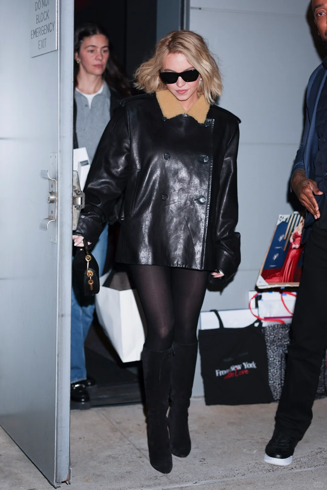 悉尼妹鲨疯了！两天换N套造型 又御姐又甜心