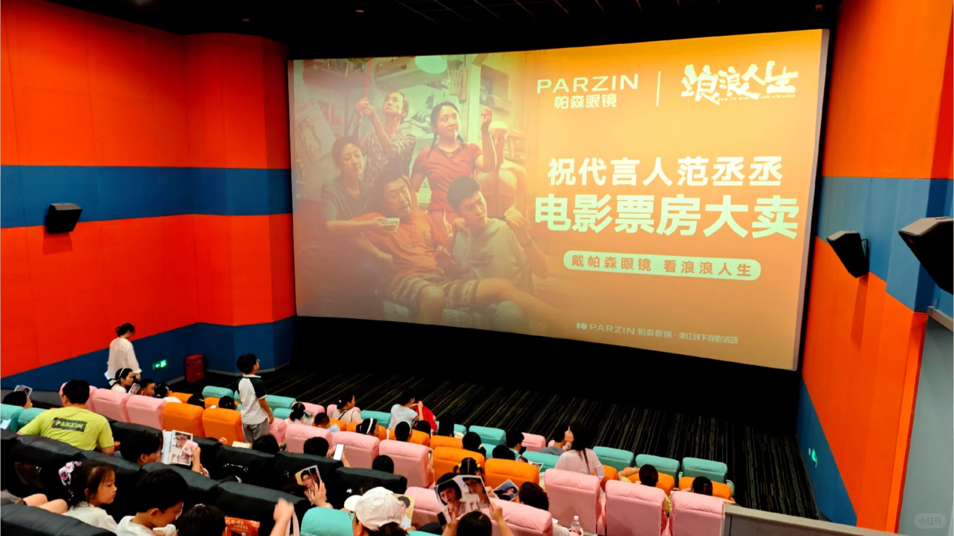 “抱笑”治愈，迎面风浪！