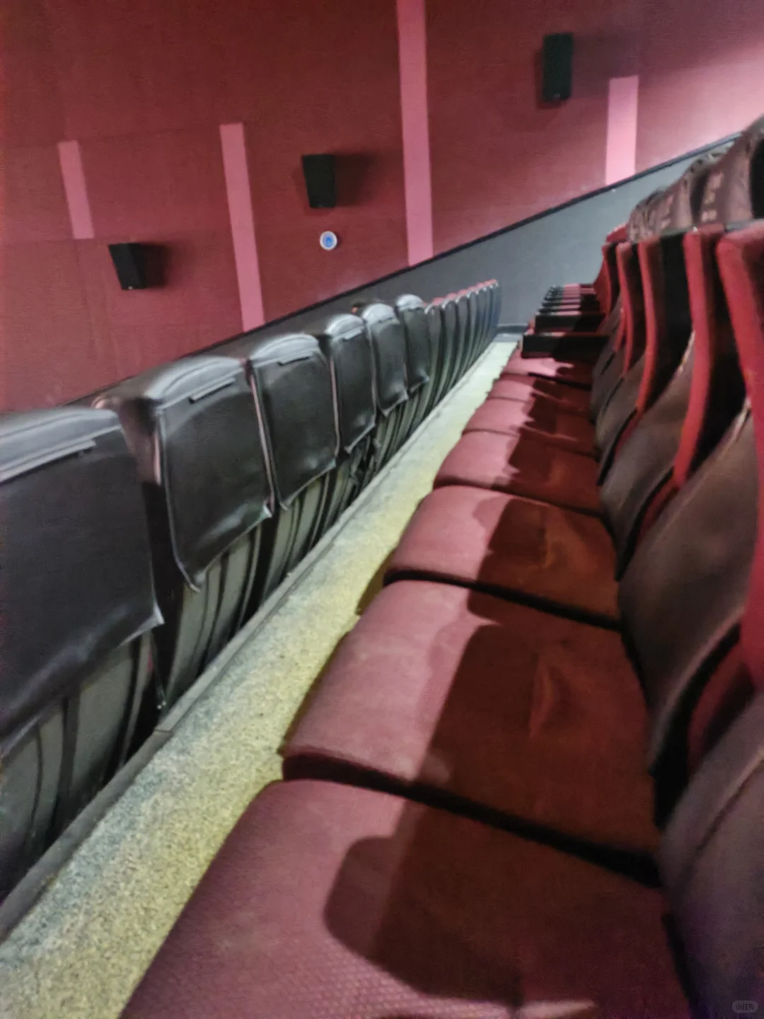 一个人去电影院看电影