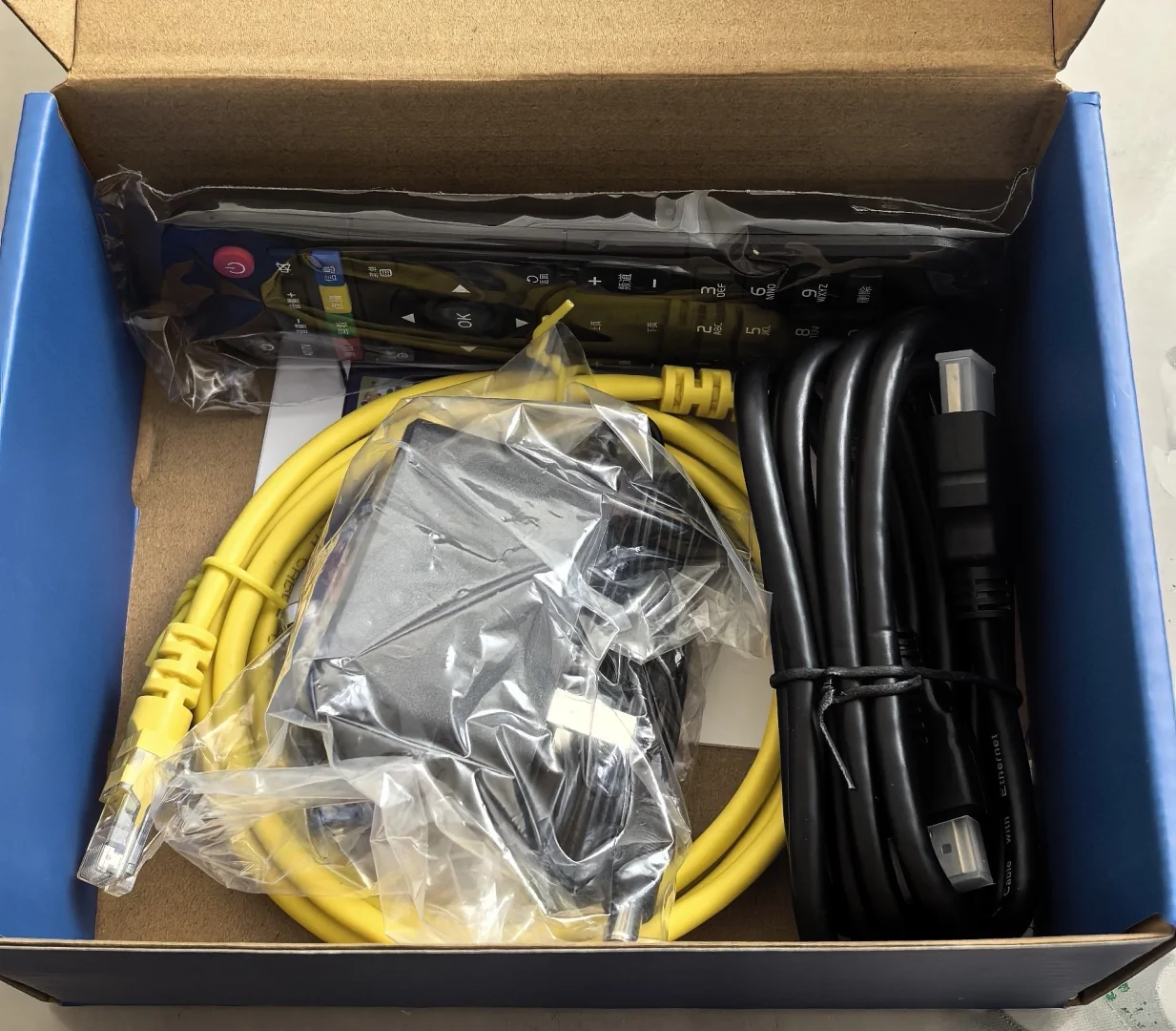 来咯！新买的智能电视盒子