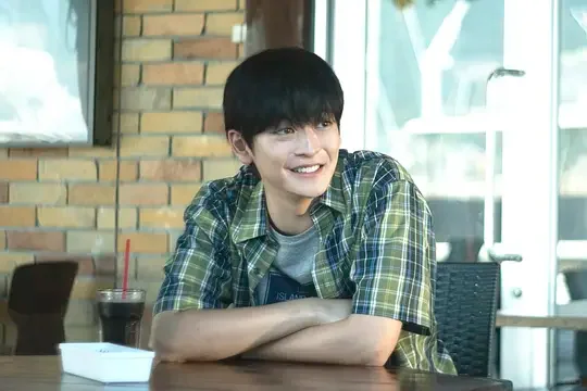 小田切让《夏日沙上》2025上海电影节金爵奖