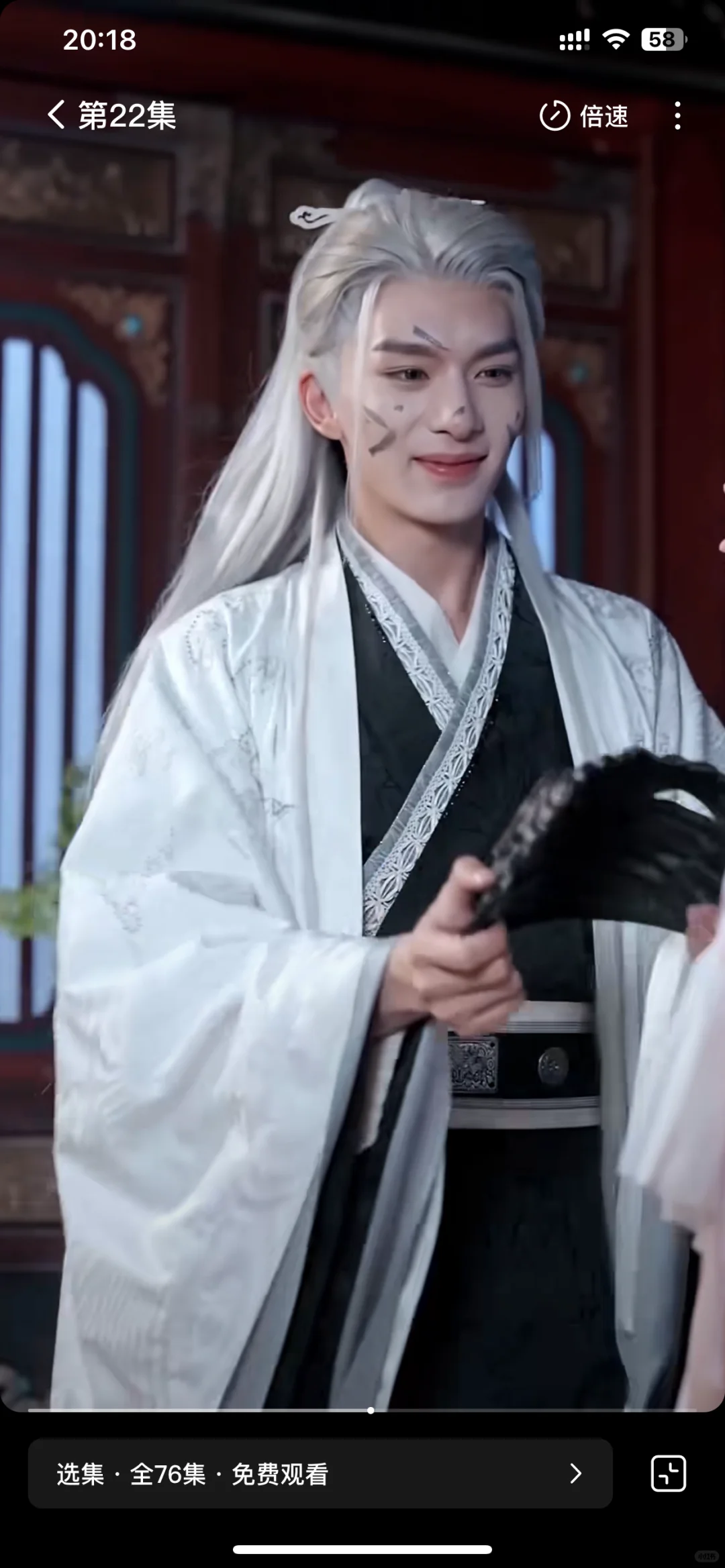 白发造型巨帅巨帅的短剧男演员