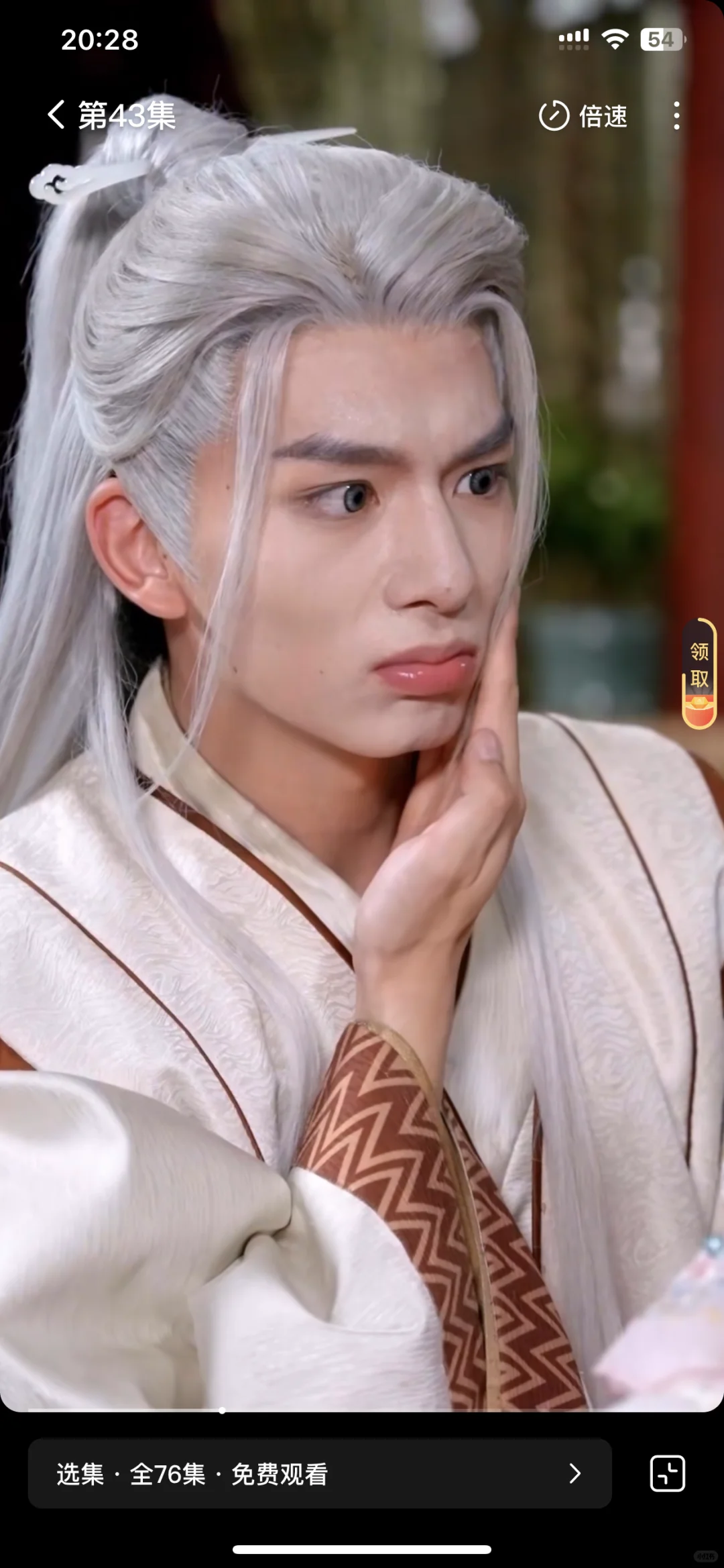 白发造型巨帅巨帅的短剧男演员