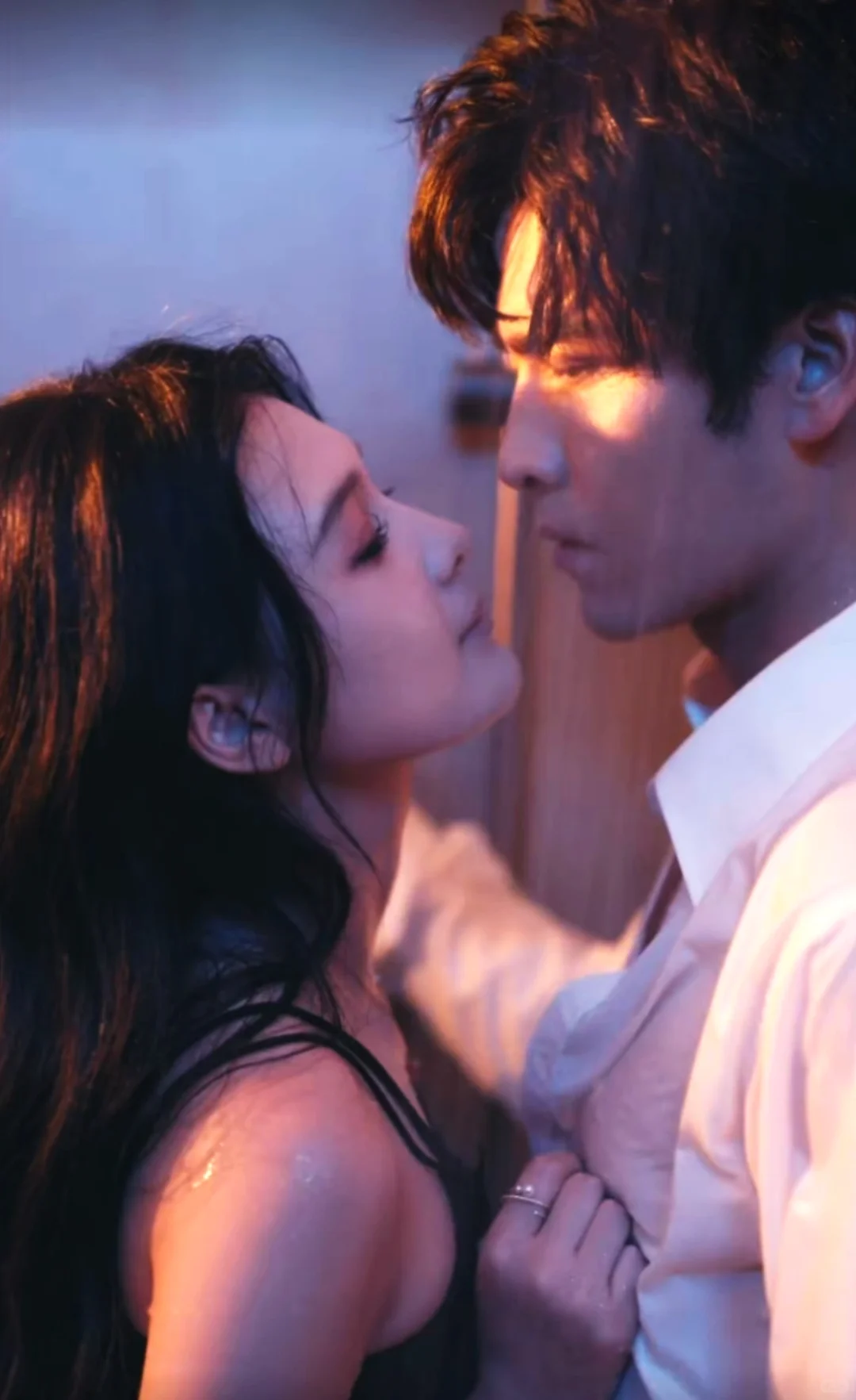 王奕然&左一激情演绎悬疑动作情爱剧！🔥