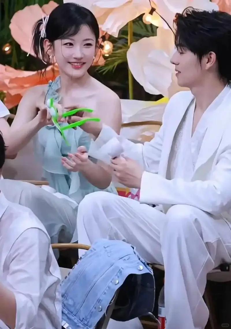 演员韩雨彤，曾辉