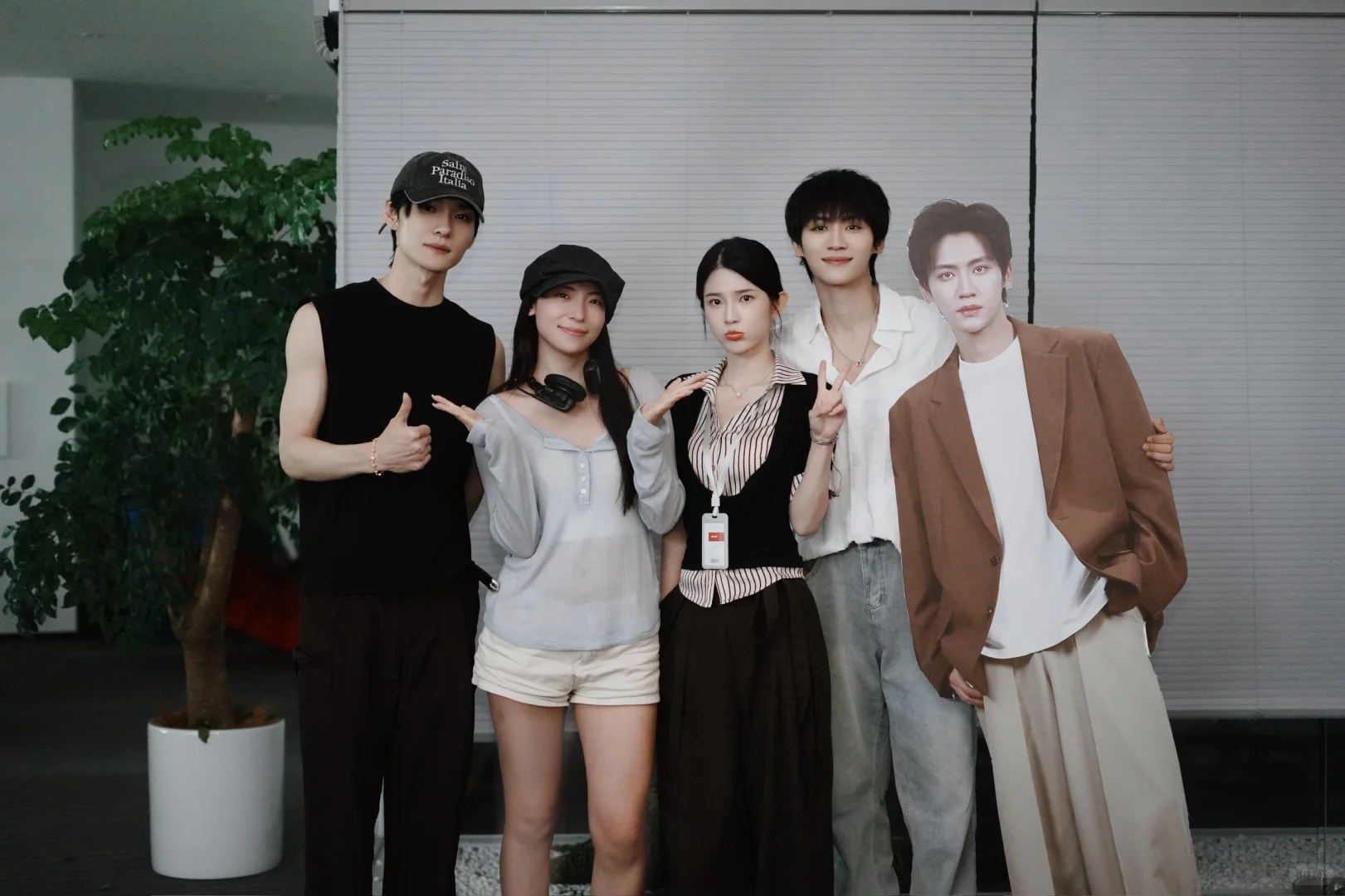 《野草疯长》今天终于上线啦！❤️