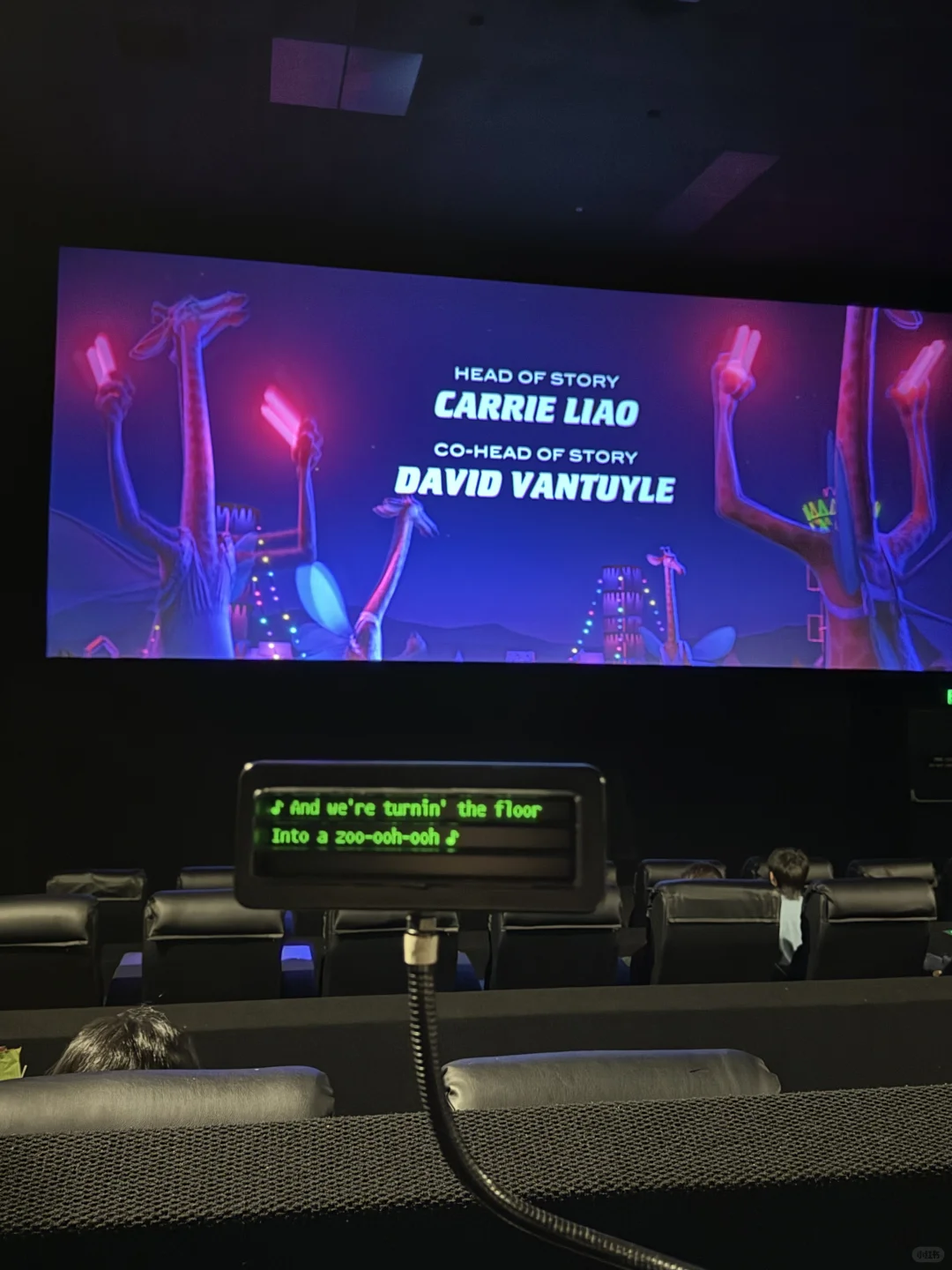 其实电影院是提供字幕器的！