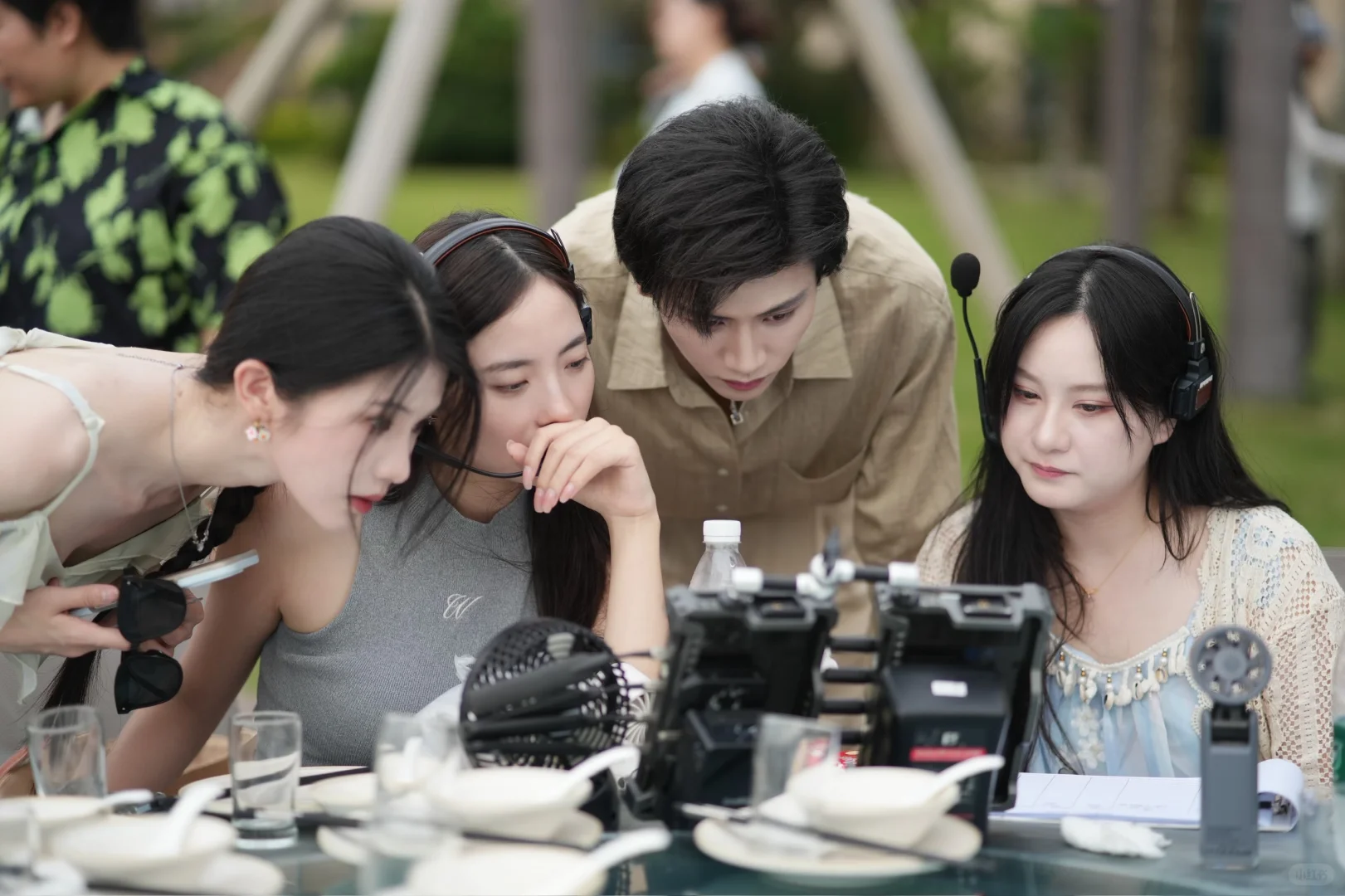 《野草疯长》今天终于上线啦！❤️