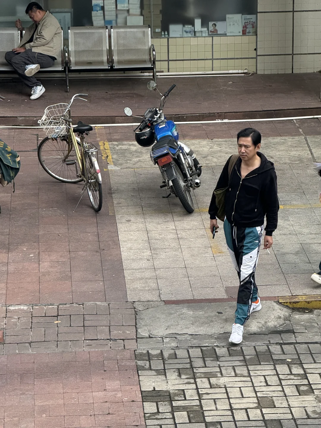 下楼拿个快递，华丽丽的擦肩而过～～