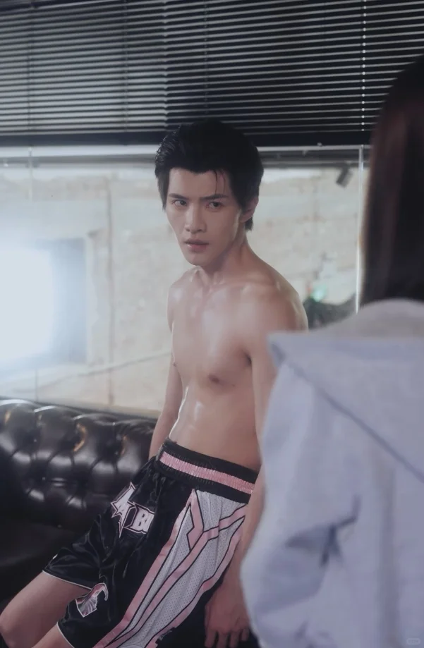 男主的💪快和女主宝宝的脸一样大了啦