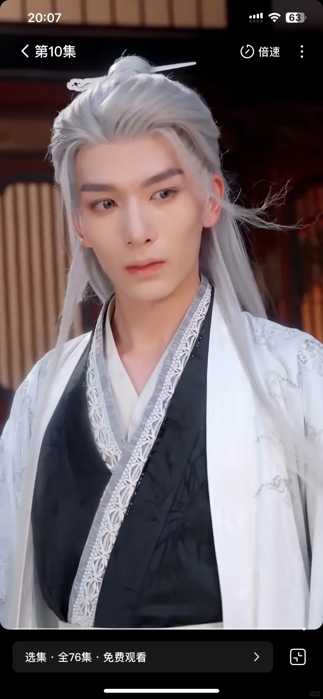 白发造型巨帅巨帅的短剧男演员