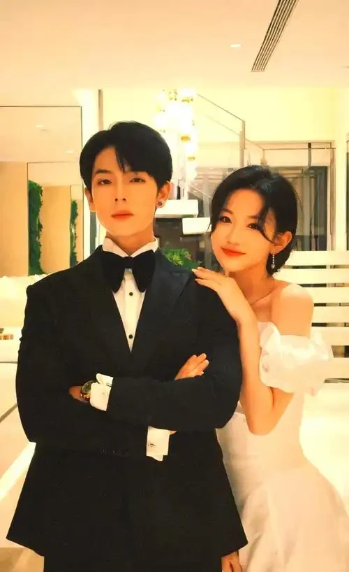 演员韩雨彤，曾辉