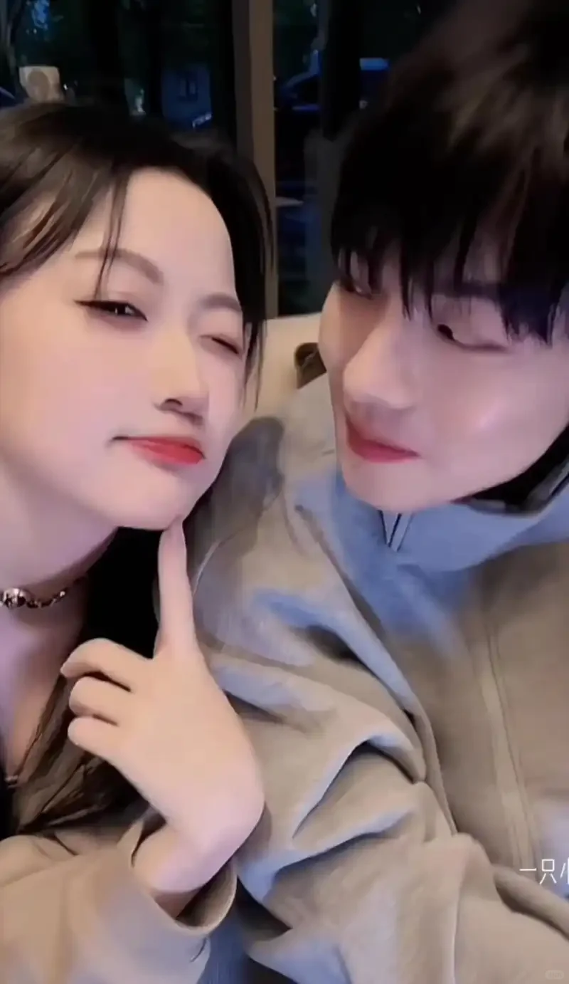 演员韩雨彤，曾辉