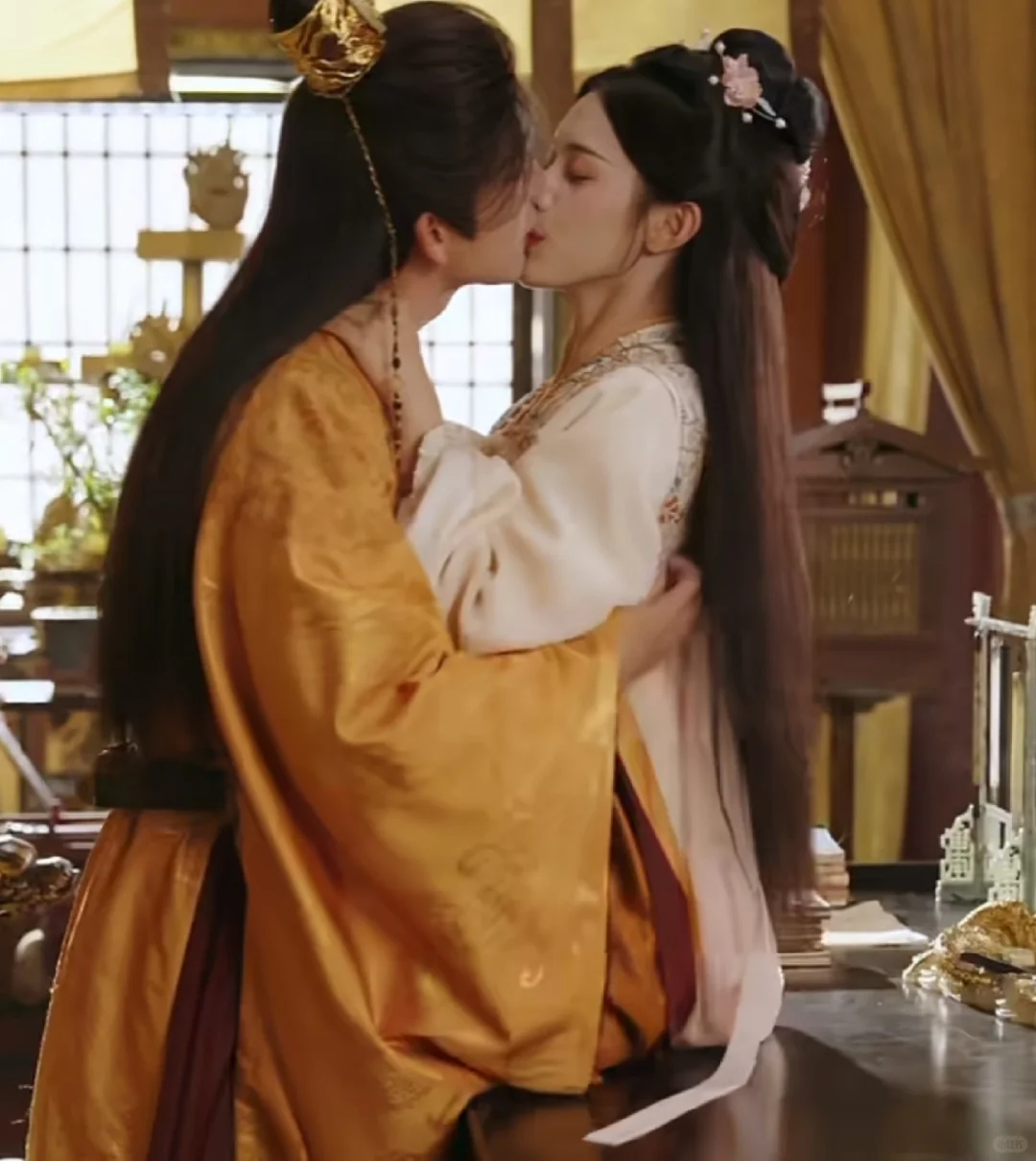 很甜亲亲多，女主天天想跟男主亲亲摸摸贴贴