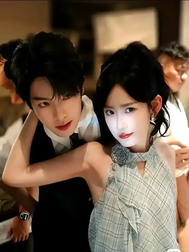 演员韩雨彤，曾辉