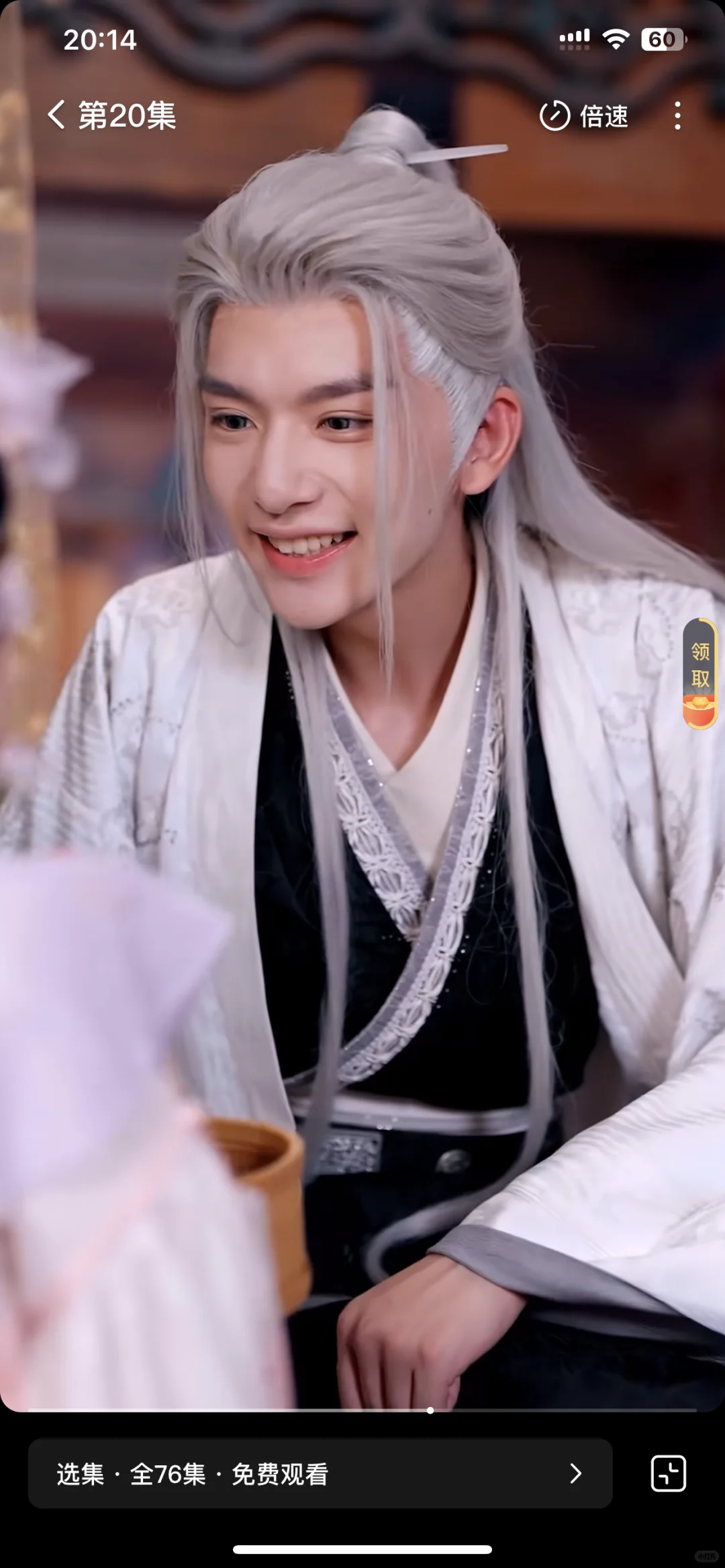 白发造型巨帅巨帅的短剧男演员