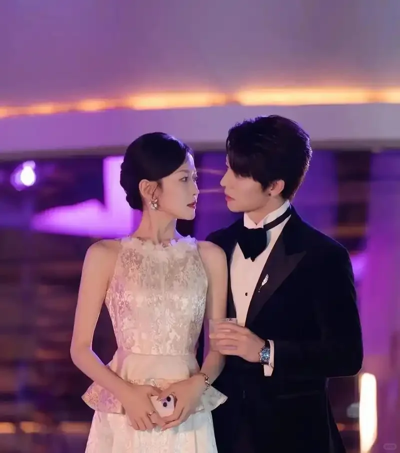 演员韩雨彤，曾辉