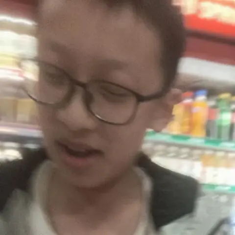 这是我的表姐墨子王。帅不帅？