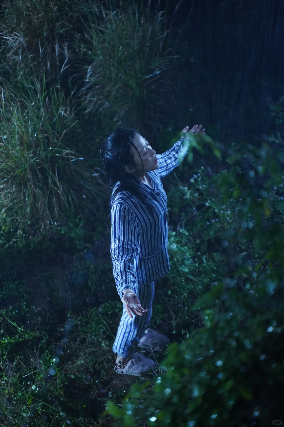 叮咚！你有一组落日雨辉高清剧照待查收！