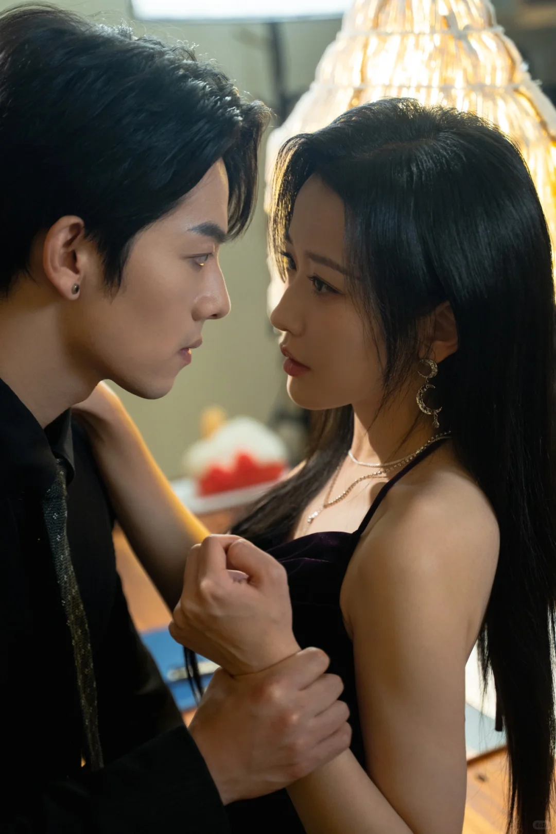 叮咚！你有一组落日雨辉高清剧照待查收！