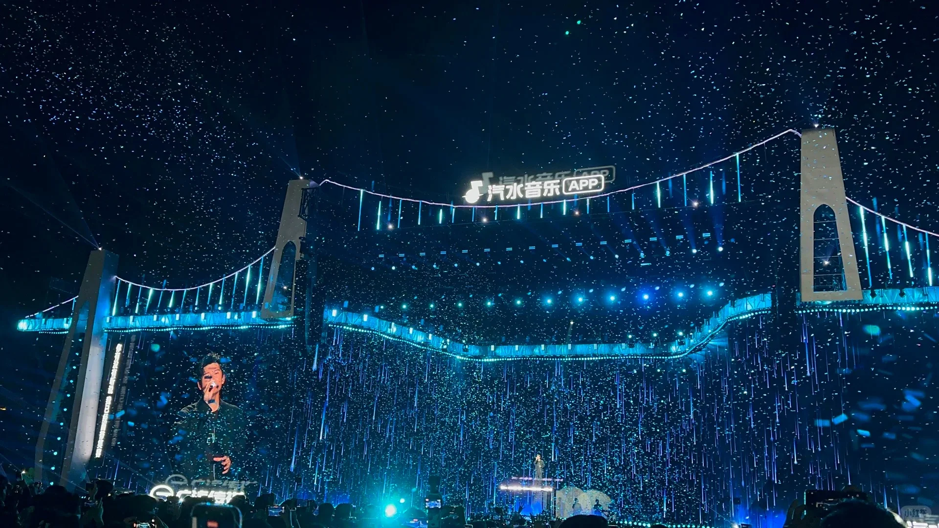 🎶 建议改名：《汽水音乐节暨彩带博览会