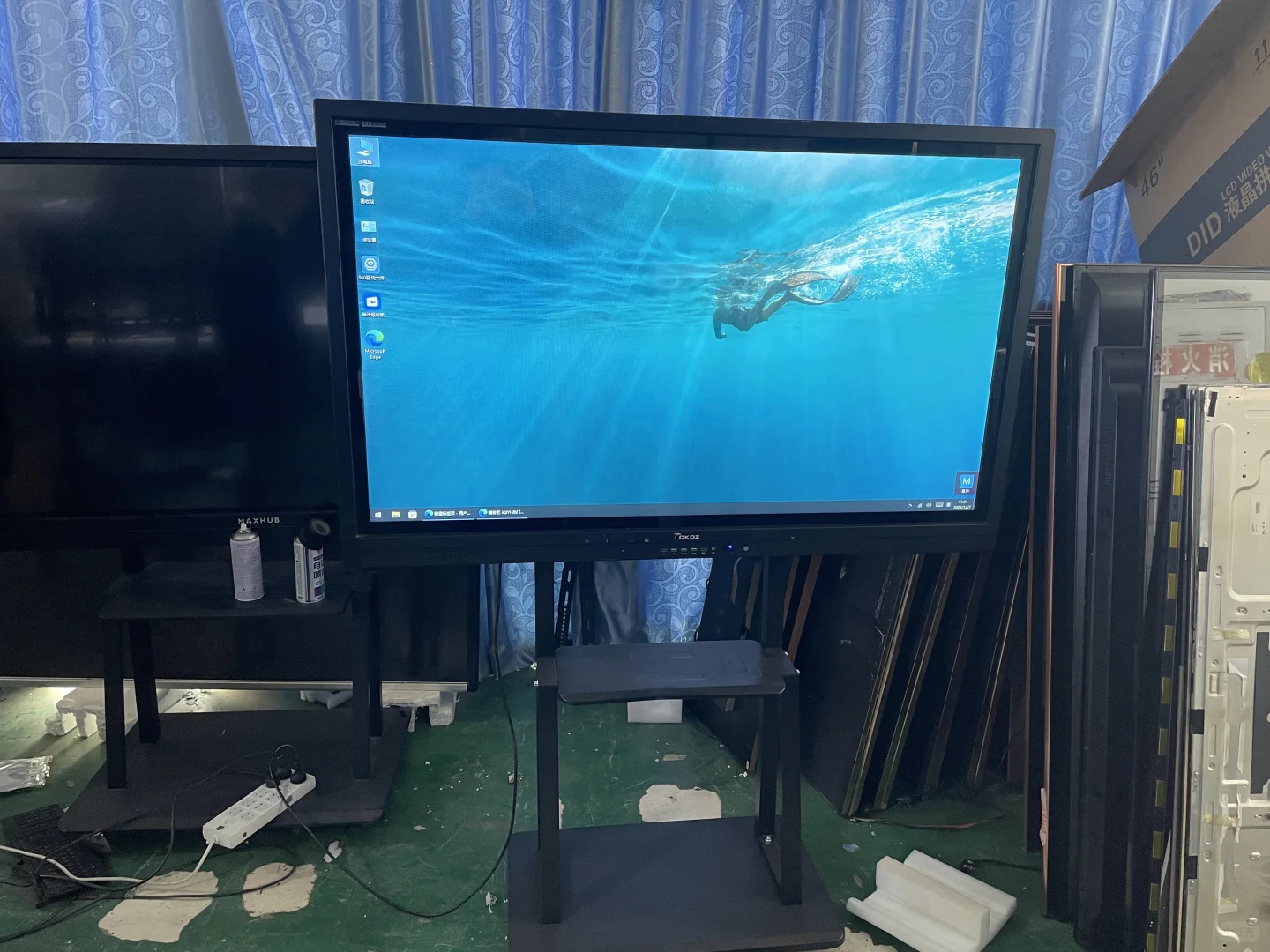 58寸触摸一体机 安卓➕电脑双系统1900含推车