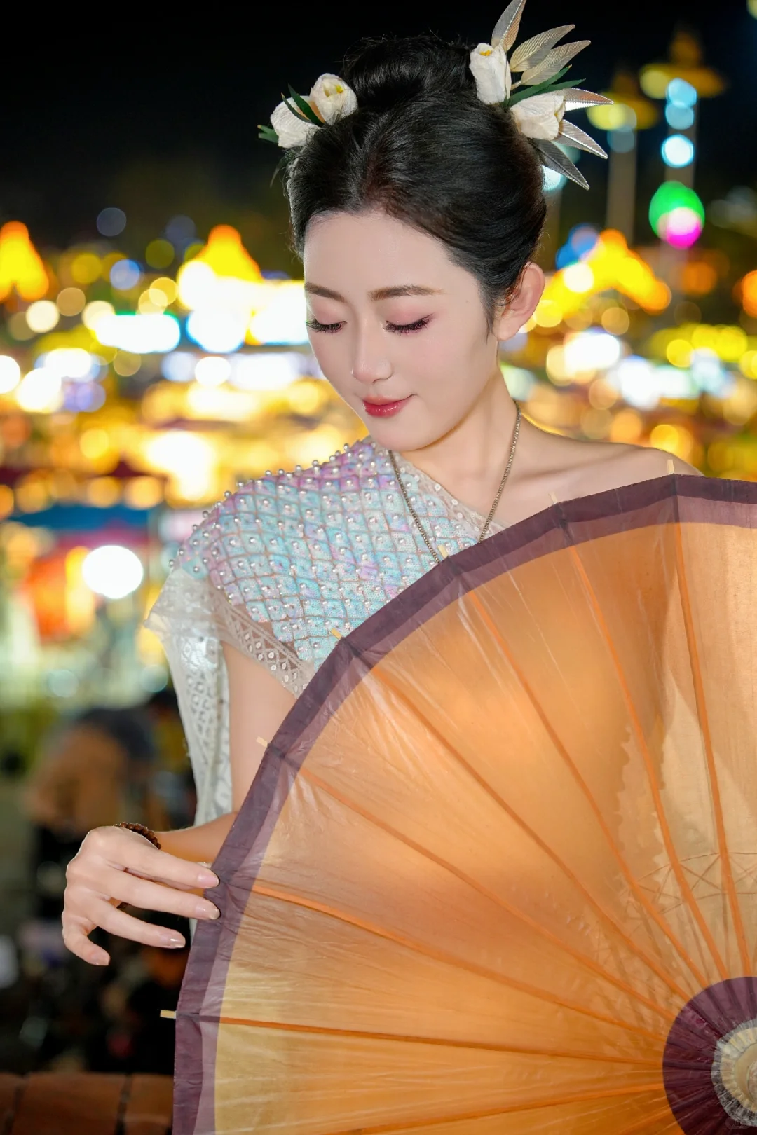 光点之下,是她傣戏里的一切。