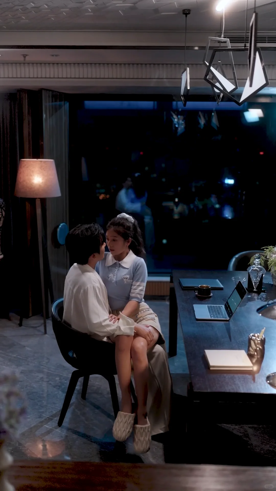 书桌play，成年后，小叔看我的眼神不对劲