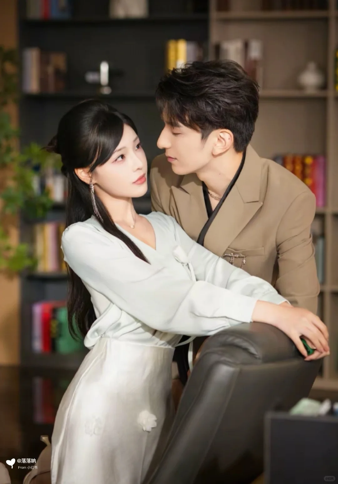 亲亲就能续命❓️超飒大女主🆚恋爱脑娇夫