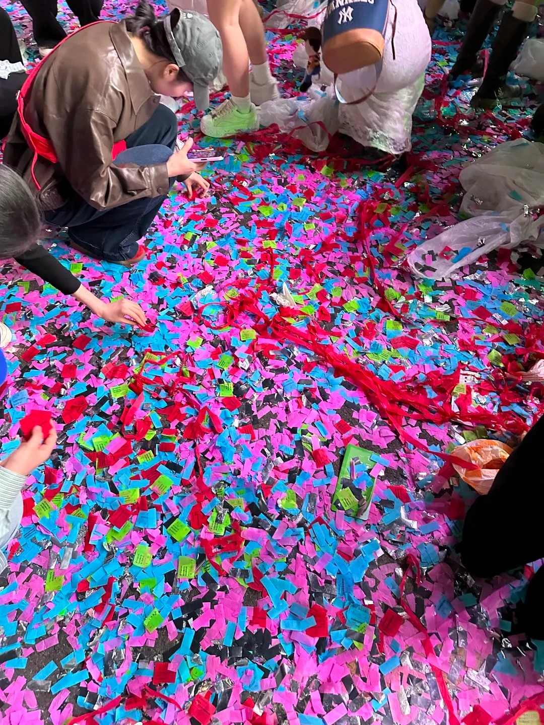 🎶 建议改名：《汽水音乐节暨彩带博览会