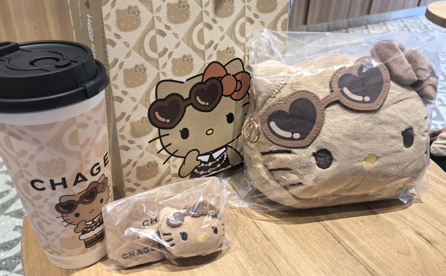 霸王茶姬HelloKitty联名