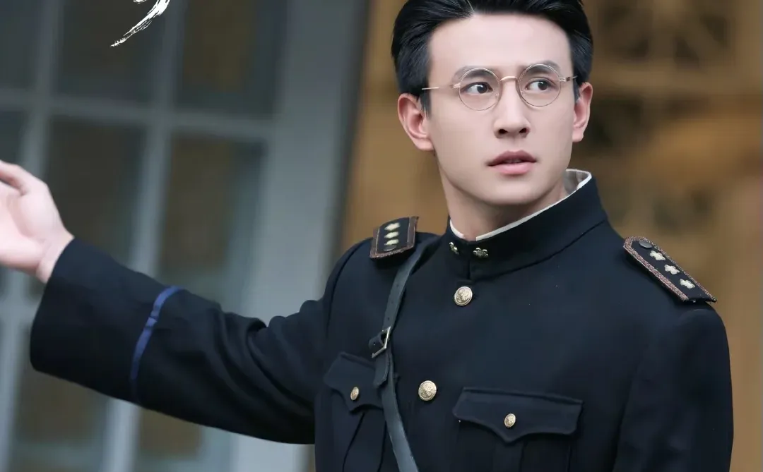 竖屏谍战天花板‼️在刀尖上谈恋爱,燃爆了