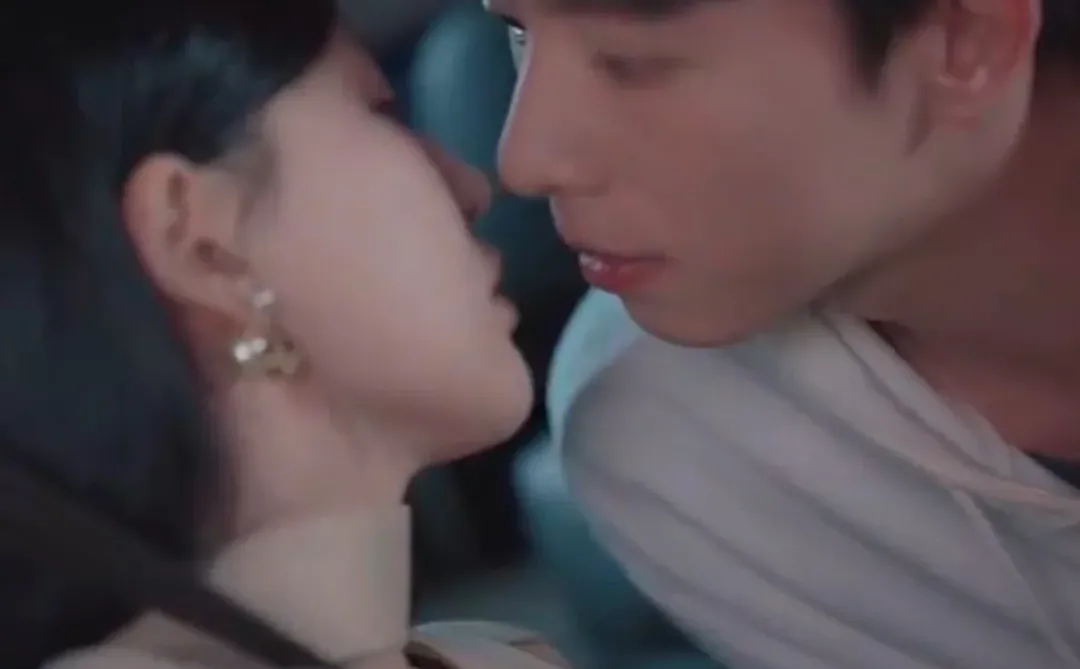 刚毕业，被姐姐拉去闪婚 先婚后爱姐弟恋