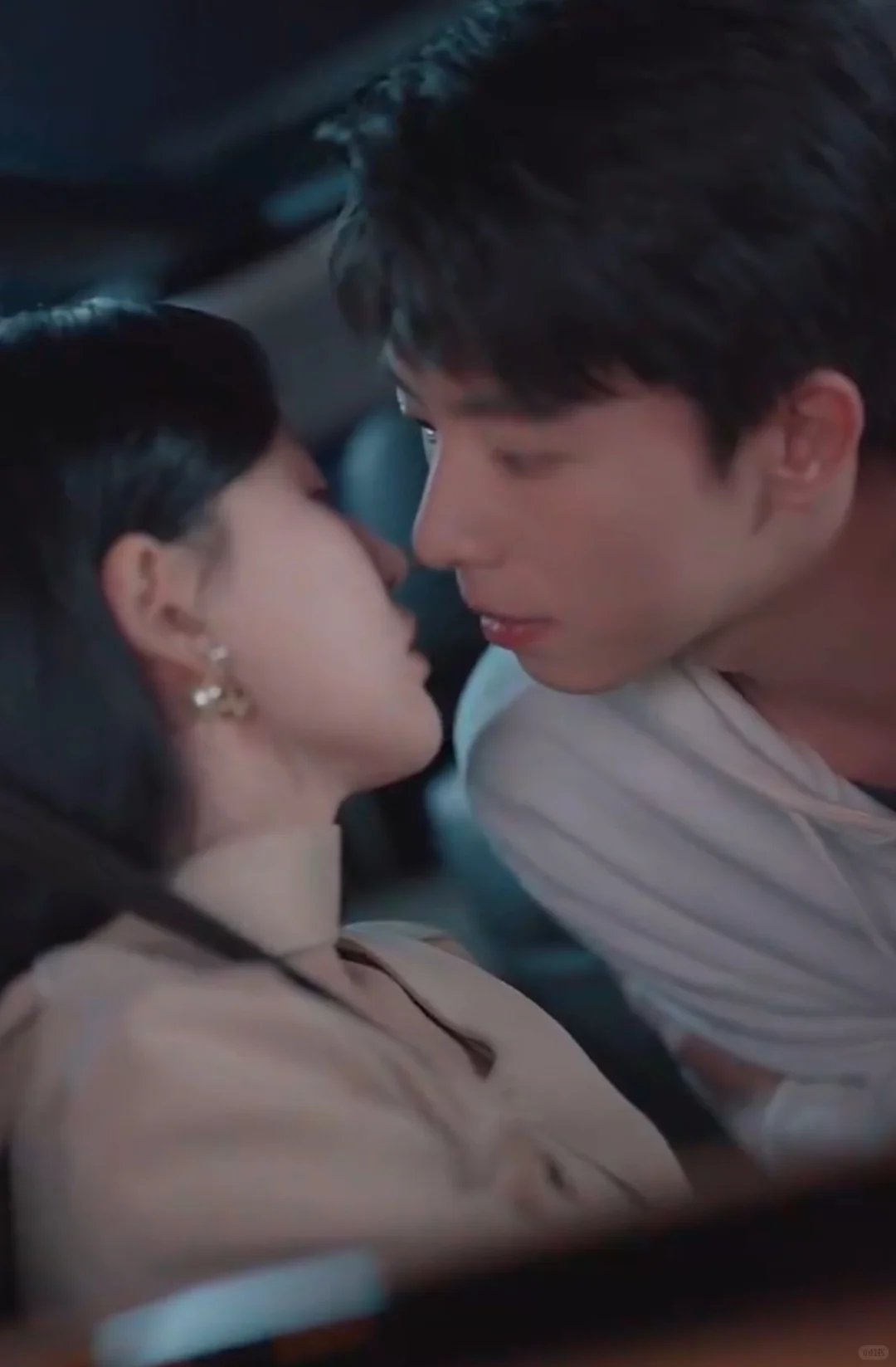 刚毕业，被姐姐拉去闪婚 先婚后爱姐弟恋