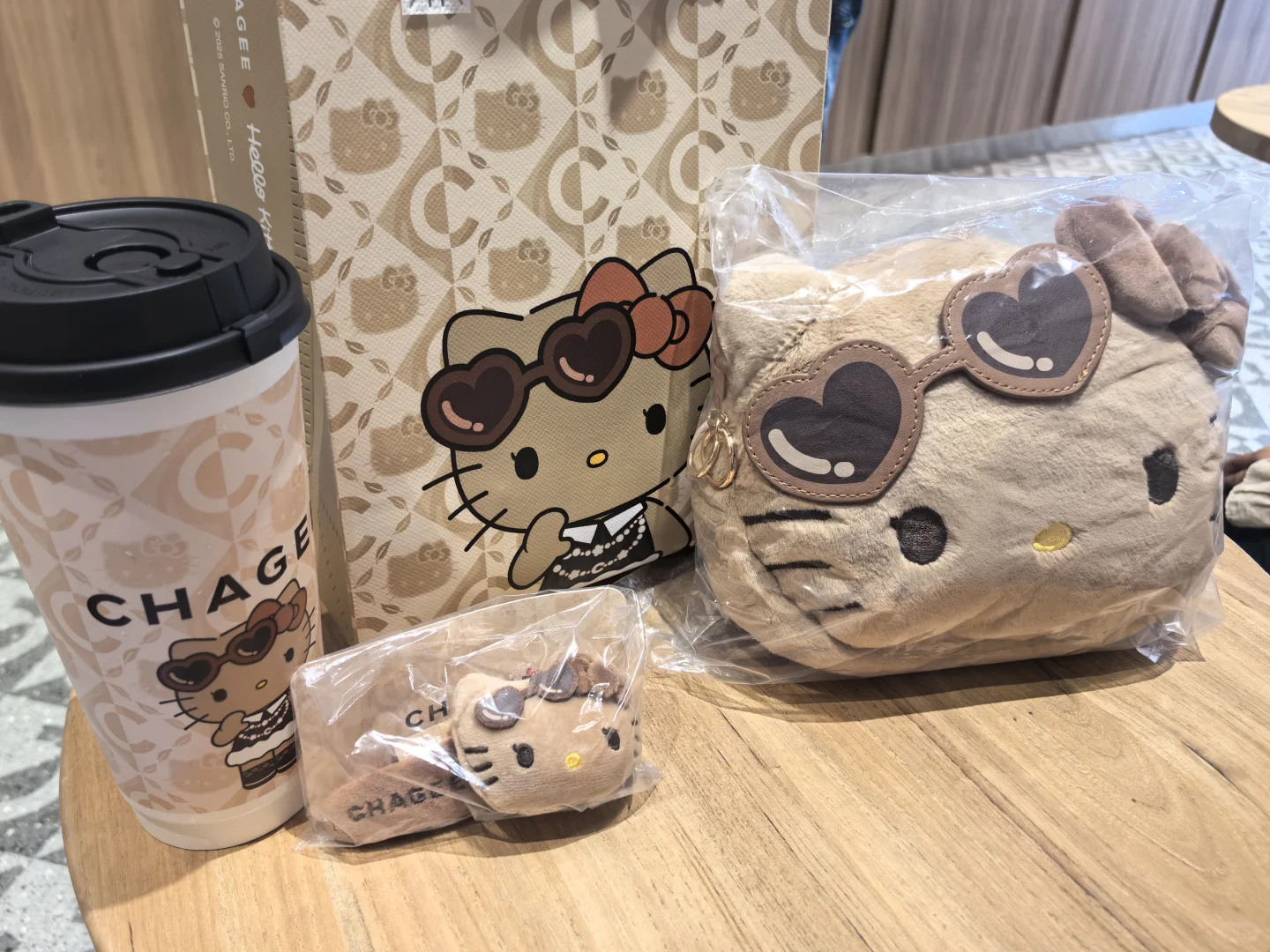 霸王茶姬HelloKitty联名