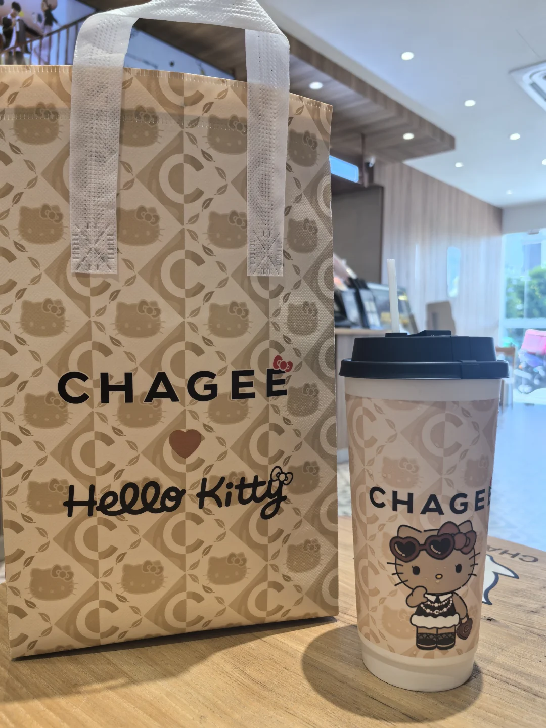 霸王茶姬HelloKitty联名