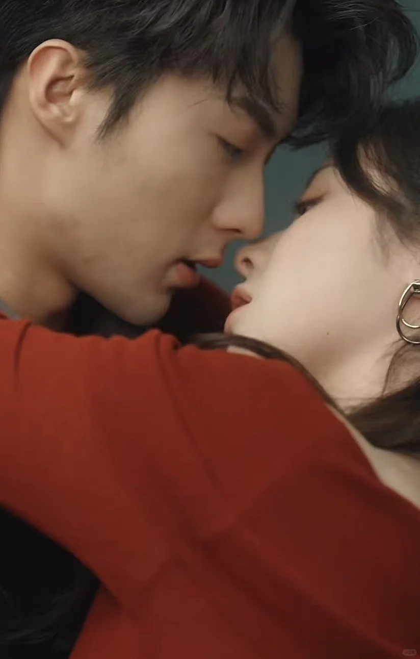 娱乐圈短剧:直球女主x高岭之花男主