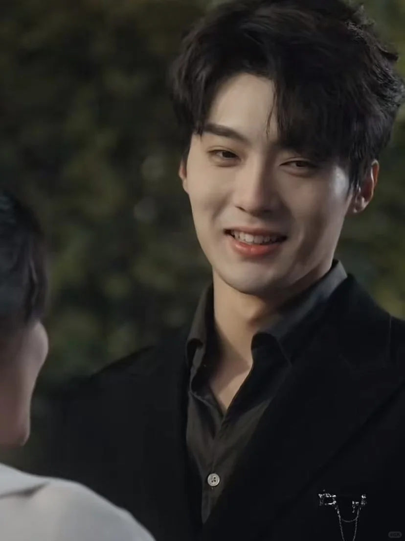 娱乐圈短剧:直球女主x高岭之花男主