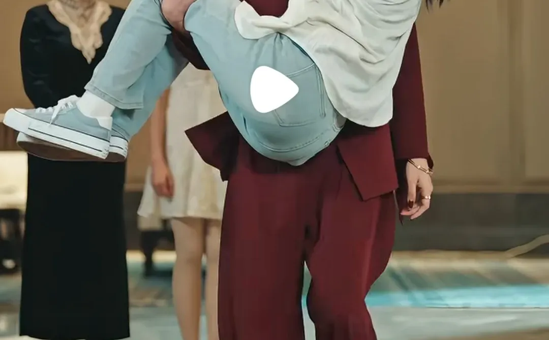 短剧终于不再执着男女主单手抱了