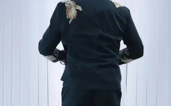 女主跪地求饒期盼男主相救