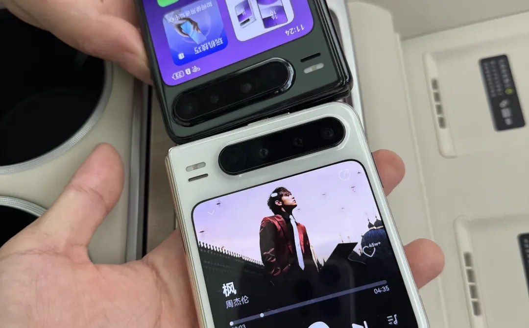 华为Pura X外屏歌词播放太绝了！走路带BGM