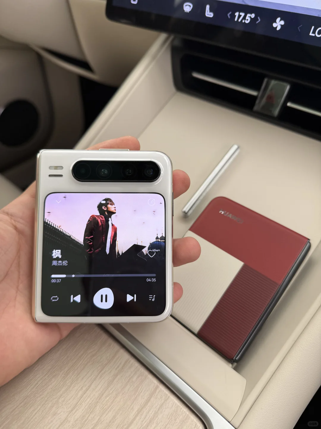 华为Pura X外屏歌词播放太绝了！走路带BGM