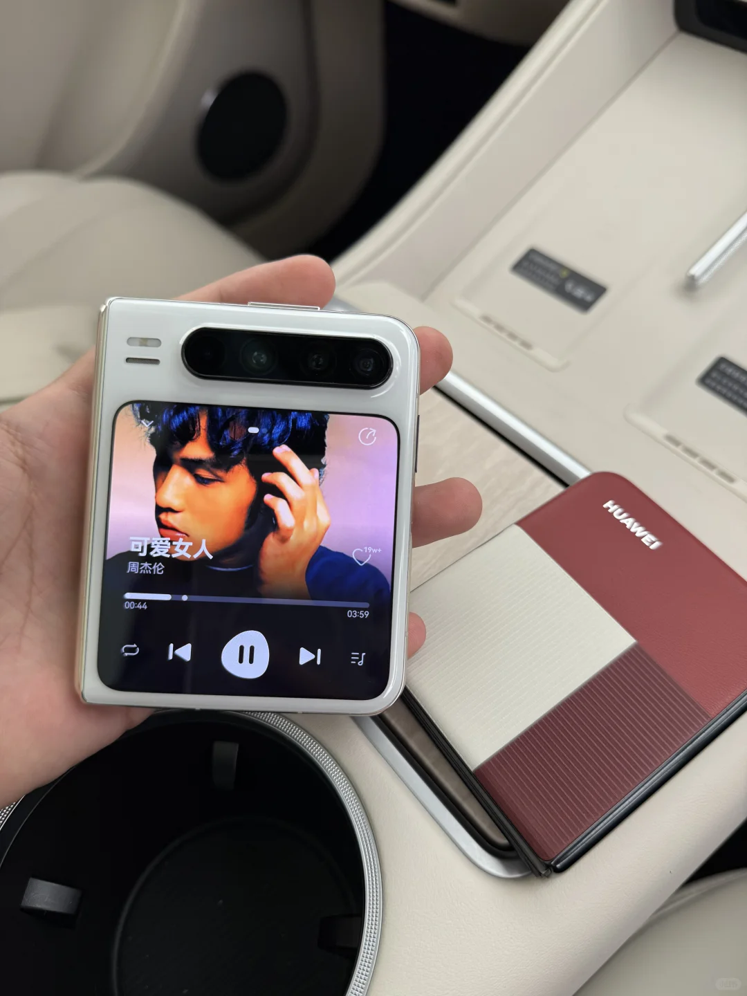 华为Pura X外屏歌词播放太绝了！走路带BGM